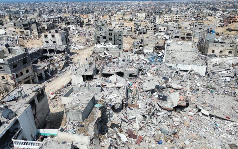 A drone captures general destruction in the city of Khan Yunis