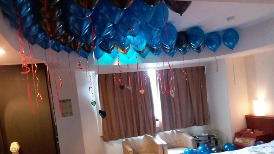 有情侶到飯店開趴，結果天花板黏滿氣球。(圖／翻攝自爆怨公社)