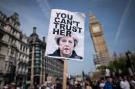 <p>Während die Queen im Westminster Palace die Sitzungsperiode des Parlaments eröffnet, demonstrieren auf Londons Straßen hunderte Menschen gegen Regierungschefin Theresa May. (Bild: Stefan Rousseau/PA Wire/dpa) </p>