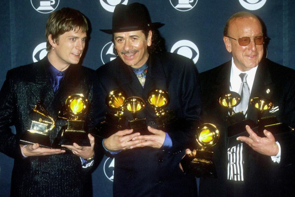 <p>"Supernatural" von Carlos Santana (Bild, Mitte) wurde 2000 mit gleich neun Grammys ausgezeichnet, "How To Dismantle An Atomic Bomb" von U2 liegt gleichauf. Platz drei teilen sich Norah Jones ("Come Away With Me"), Ray Charles ("Genius Loves Company") und Michael Jackson ("Thriller") mit je acht Auszeichnungen pro Album. (Bild: Brenda Chase / Getty Images)</p> 