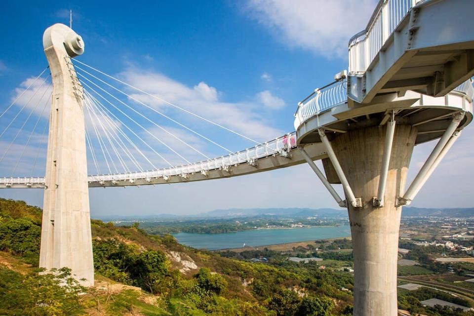 來岡山旅遊，可順遊熱門景點崗山之眼。高市府觀光局提供