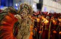 <p>Die Trommel-Königin Viviane Araujo von der Salgueiro Samba-Schule zeigt beim Karnevalsumzug im Sambódromo in Rio de Janeiro, Brasilien, 27. Februar 2017, was sie kann. (Bild: Pilar Olivares/Reuters) </p>