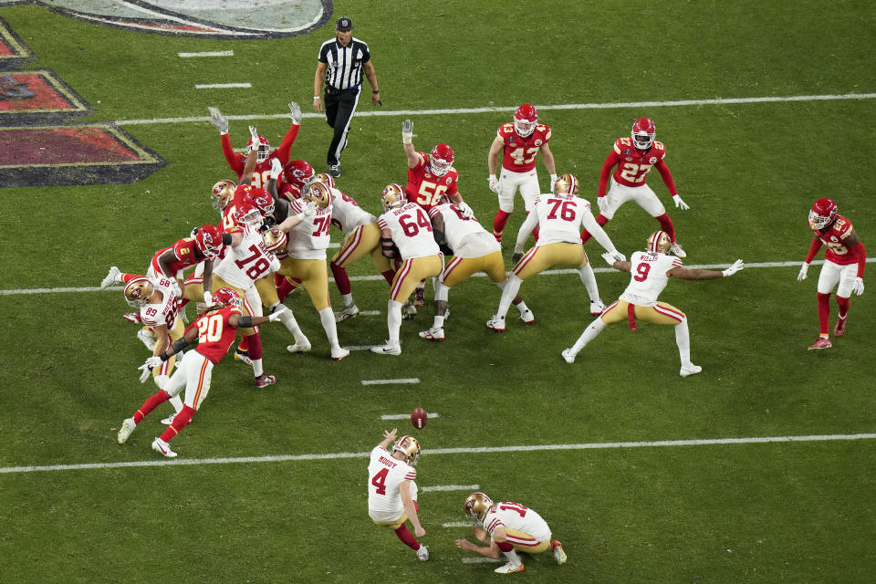 Jake Moody (4) de los 49ers de San Francisco patea un gol de campo ante los Chiefs de Kansas City durante el segundo tiempo del Super Bowl 58, el domingo 11 de febrero de 2024, en Las Vegas. (AP Foto/David J. Phillip)