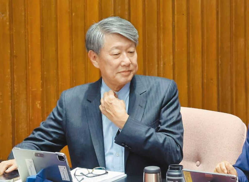 經濟部長郭智輝日前直言，核二、核三可以延役20至30年，不過在6日晚間1場餐敘綠委與郭「當面溝通」後，郭改口稱「非核家園的態度沒有改變」。（圖／中國時報姚志平攝）