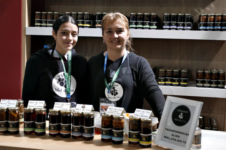 Gabriela (derecha) con su hija Martina en la exposición Caminos y Sabores en el predio de Palermo de la Rural