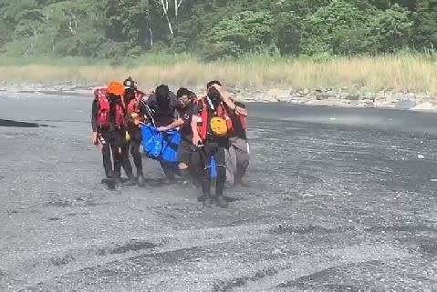武界壩無預警放水沖走露營客，造成4死。（圖／東森新聞）