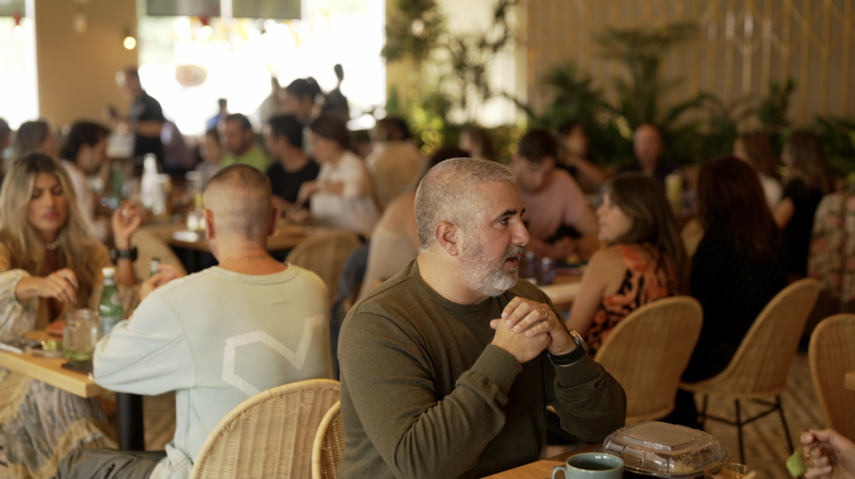 Clientes disfrutan de la comida colombiana en el nuevo restaurante Alegría en Miami.