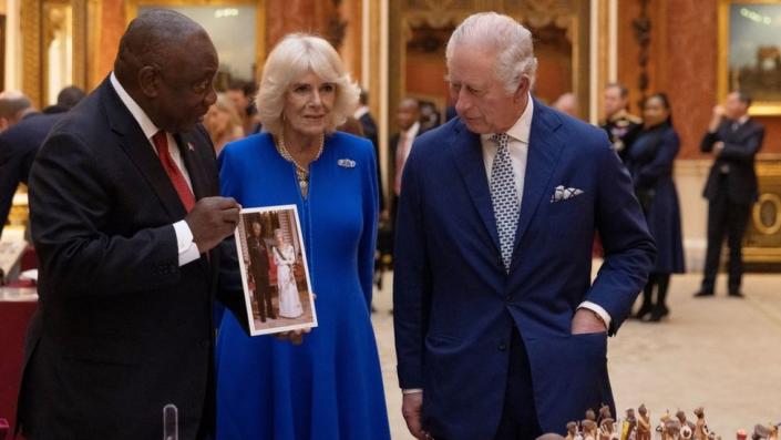 Mr Ramaphosa with a photograph from the Royal Collection of the late Queen with Nelson Mandela