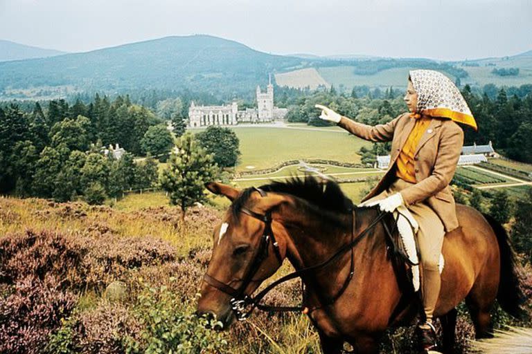 La reina Isabel II mira la finca de Balmoral arriba de uno de sus caballos, en una imagen del a&#xf1;o 1971