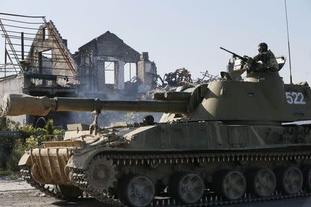 A Ukrainian self-propelled artillery gun is seen near Slaviansk September 3, 2014. REUTERS/Gleb Garanich