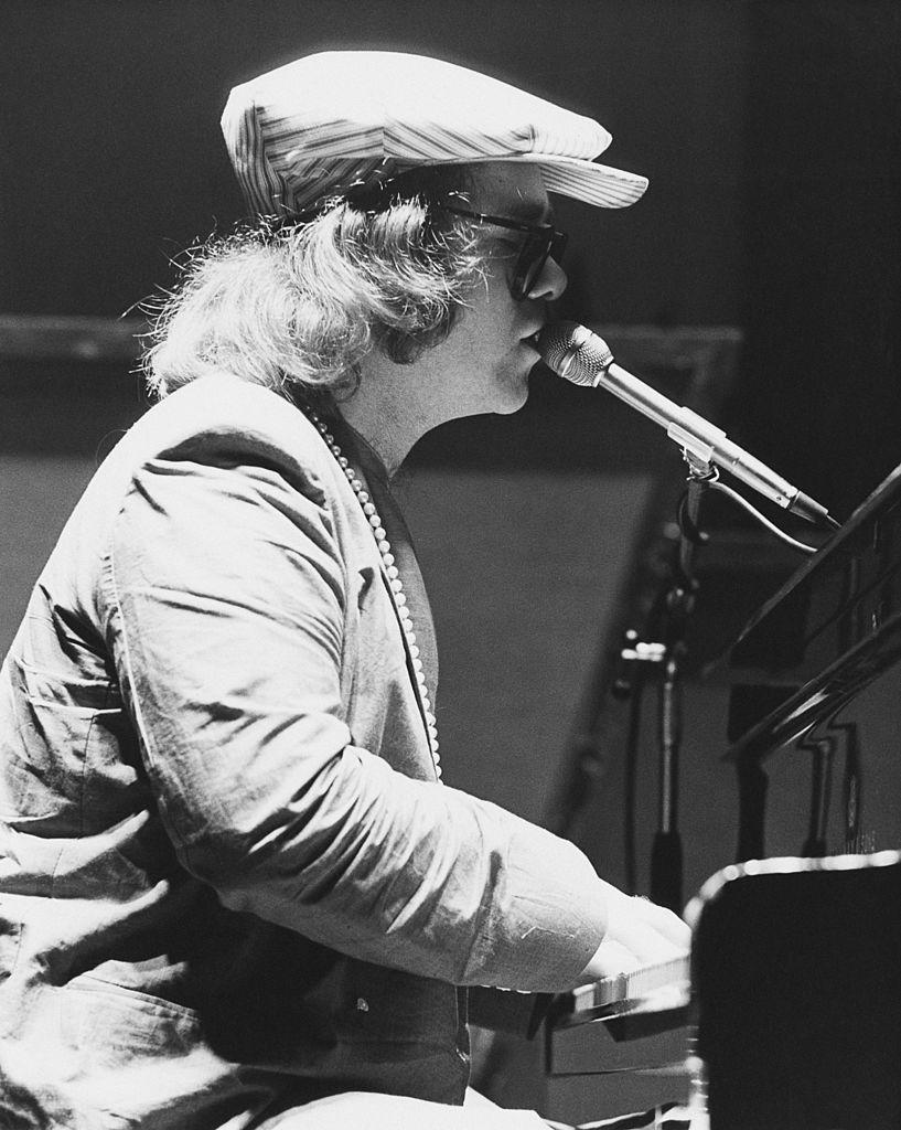 En 1979, Elton John se rend en URSS pour donner une série de concerts. L’événement est historique puisqu’on est alors en pleine guerre froide et les stars occidentales à se produire sur une scène soviétique sont rarissimes. Pour la dernière représentation, qui se tient le 28 mai au Rossiya concert Hall à Moscou, la BBC déploie d’impressionnants moyens techniques pour diffuser en direct ce spectacle hors du commun qui lie le bloc de l’Est avec celui de l’Ouest. En guise de clin d’œil à ce franchissement artistique du Rideau de fer, le musicien termine son tour de chant avec un titre qui ne fait pas partie de son registre : il entonne <em>Back in USSR</em>… des Beatles ! <em>©Getty Images</em>