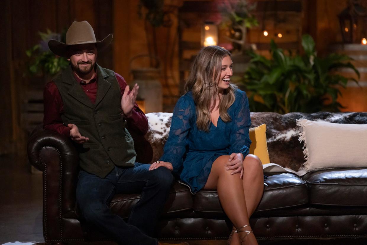 Brandon Rogers en Wisconsinite Grace Girard lachen tijdens de "Bijeenkomst" aflevering van "Boer wil vrouw" die werd uitgezonden op donderdag 16 mei 2024. Boer Brandon koos Girard tijdens de seizoensfinale van de Fox reality-tv-datingshow op 9 mei.