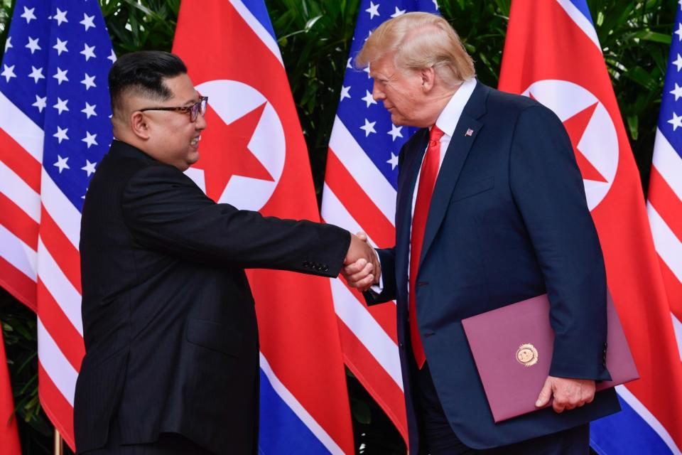 2018年6月12日第一次川金會，北韓領導人金正恩（左）與時任美國總統川普（右）在新加坡聖淘沙會面。美聯社