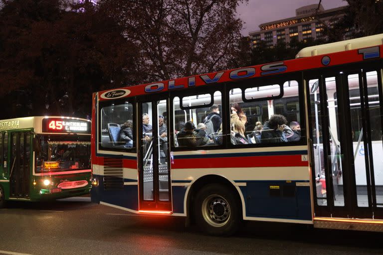 Mañana, los colectivos circularán con la frecuencia habitual de feriados