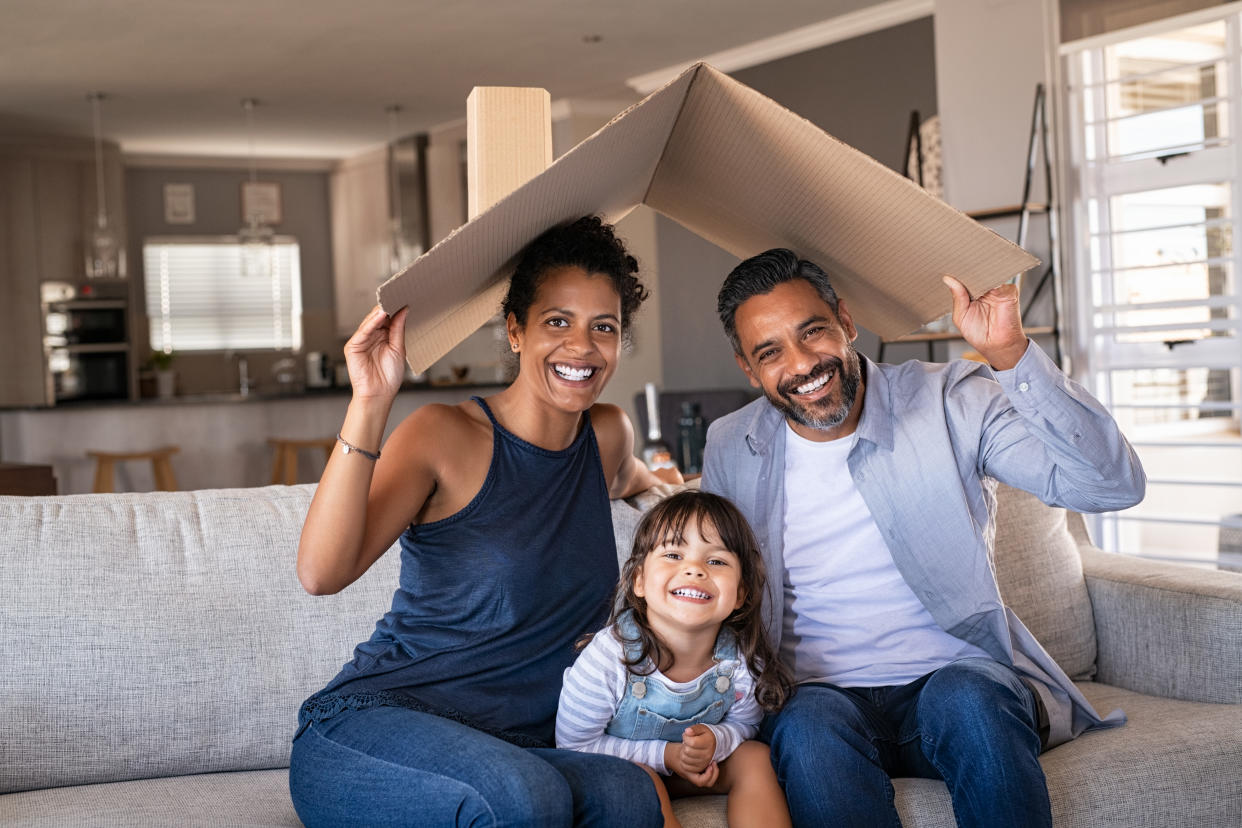 Muchos hispanos están dejando pasar de largo la importancia de los seguros de vida como generadores de tranquilidad y riqueza. Foto: Getty Images. 