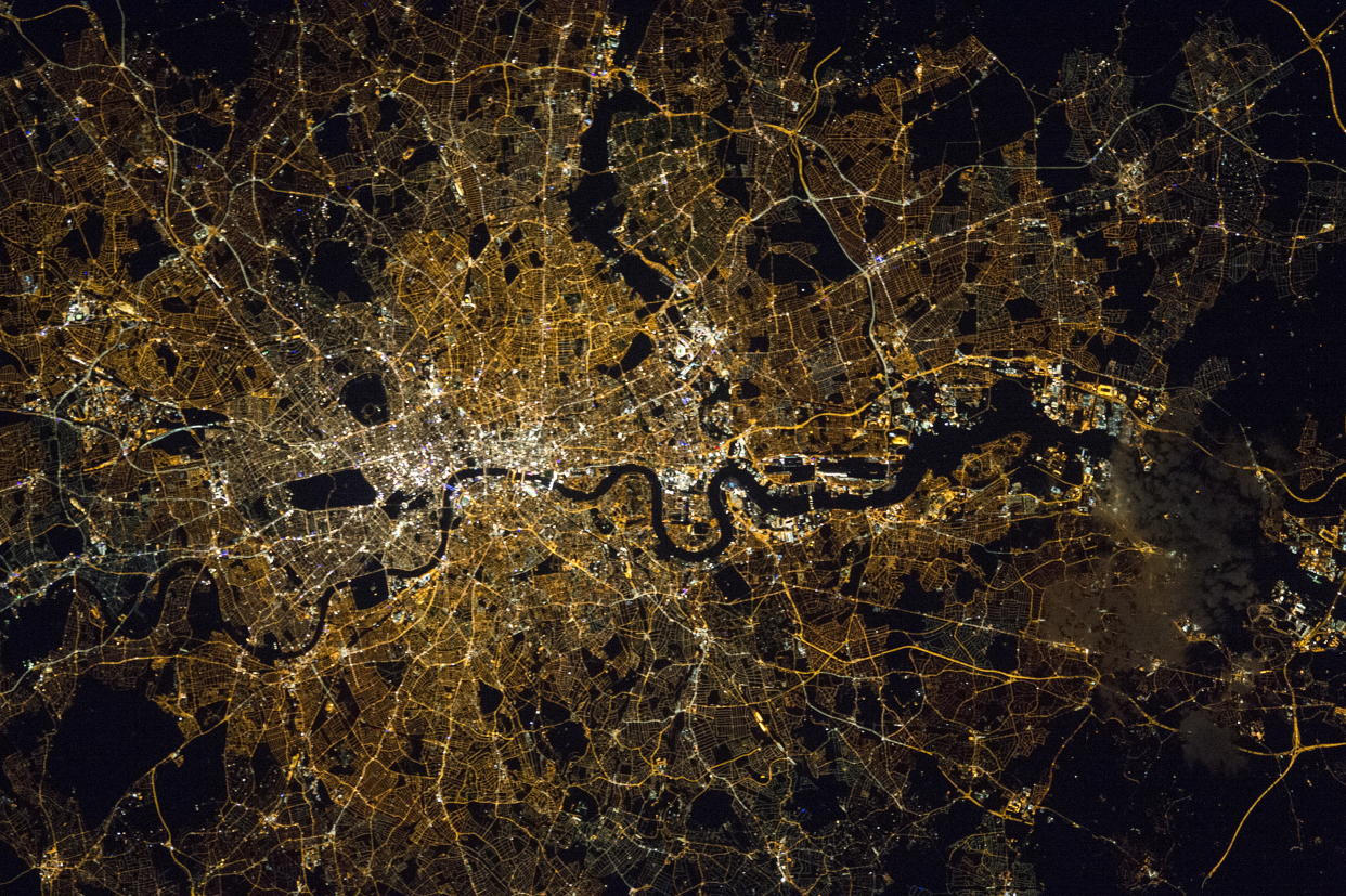 London bei Nacht aus der Vogelperspektive. Nicht auszumalen, was bei einem längeren Stromausfall in einer Metropole wie dieser passieren würde. (Bild: Getty Images)