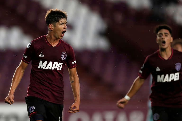 Tomas Belmonte, de Lanus, festeja su segundo gol ante Bolivar.