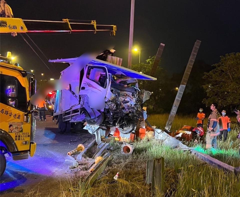 黃姓男子駕車行駛國道3號自撞護欄，事故造成駕駛受傷女乘客當場死亡。（圖：國道警察提供）