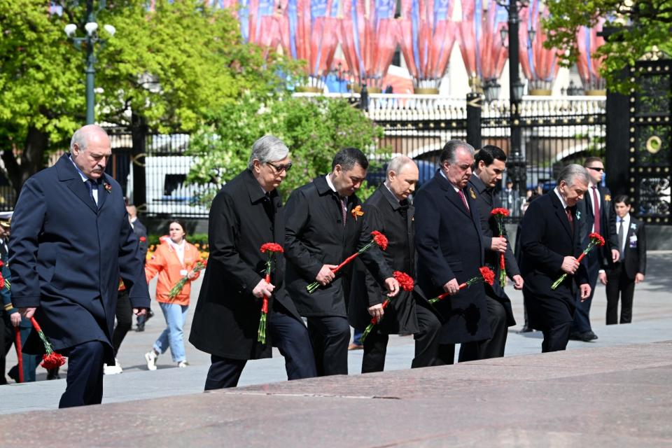 2023年5月9日，白俄總統盧卡申科（左）和普丁等人赴莫斯科無名烈士墓獻花，普丁等領袖都是走路到現場，為盧卡申科搭車前往。路透社