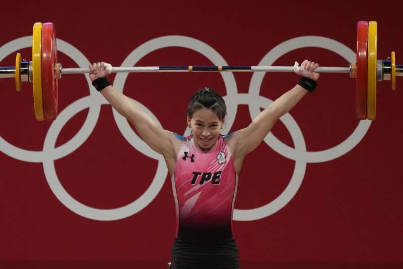 2021年7月27日，東京奧運，台灣代表隊舉重女子59公斤量級選手郭婞淳出賽，勇奪金牌（AP）
