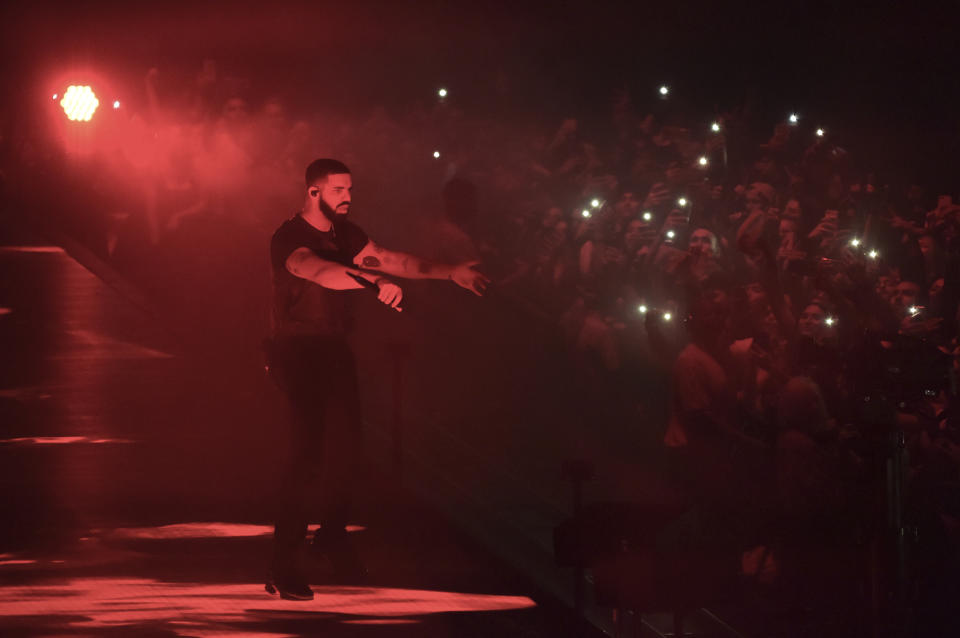 ARCHIVO - Drake durante su presentación en el Staples Center en Los Angeles en una fotografía de archivo del 12 de octubre de 2018. Drake es uno de los artistas más nominados a los Grammy según se anunció la Academia de la Grabación el 7 de diciembre de 2018. Cardi B, Brandi Carlile, Childish Gambino, H.E.R., Lady Gaga, Maren Morris, SZA, Kacey Musgraves y Greta Van Fleet también tuvieron múltiples nominaciones mientras que Kendrick Lamar es el más nominado. (Foto Richard Shotwell/Invision/AP, archivo)