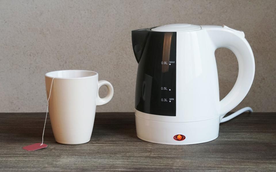 Geld sparen beim Wasser kochen: Wenn Sie einfach nur eine Tasse Tee zubereiten möchten, brauchen Sie nicht gleich die ganze Kanne füllen. Geschätzt können Sie bis zu zehn Euro pro Jahr sparen, wenn Sie nur so viel Wasser erhitzen, wie Sie tatsächlich brauchen. (Bild: iStock / Axel Bueckert)