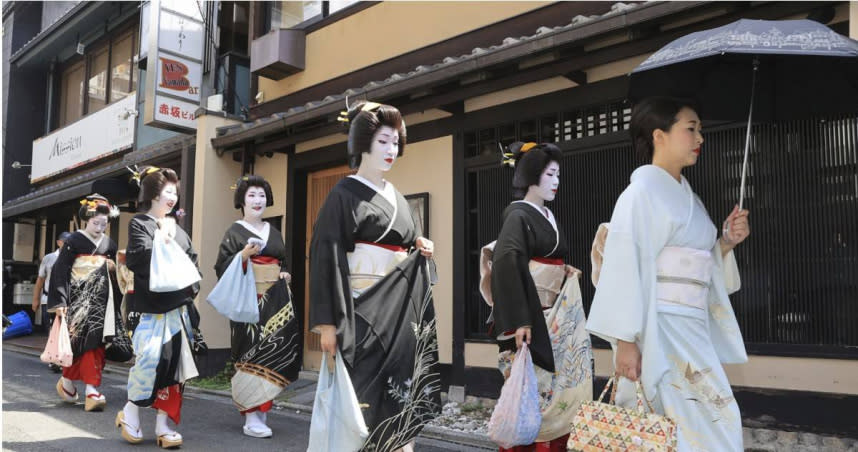 日本京都祇園地區，不只是藝妓茶屋聚集地，也是遊客最愛造訪的景點之一。（圖／達志／美聯社）