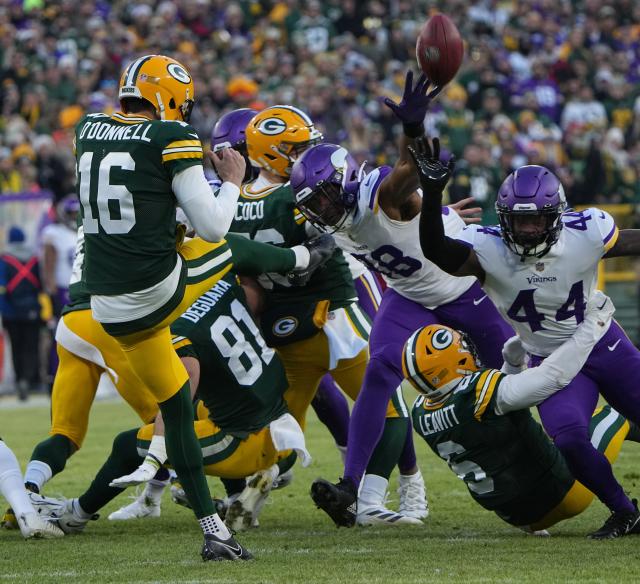 Packers Sputter to Defeat Against Vikings