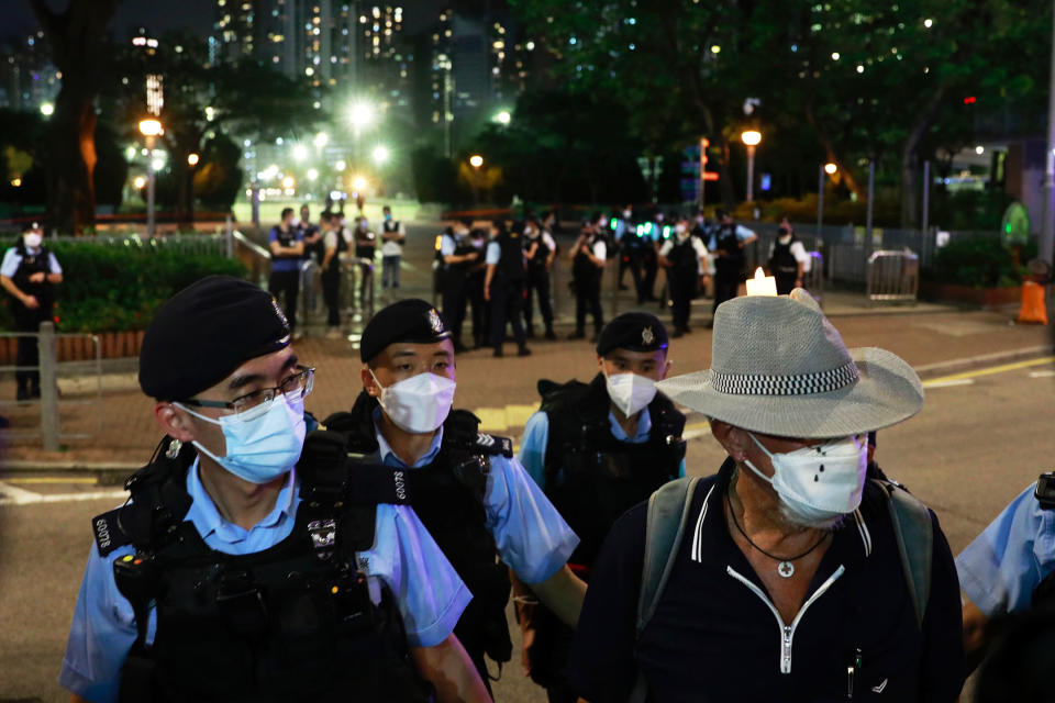 2022年6月4日，香港銅鑼灣，一名市民被維多利亞公園前駐守的警察驅趕。