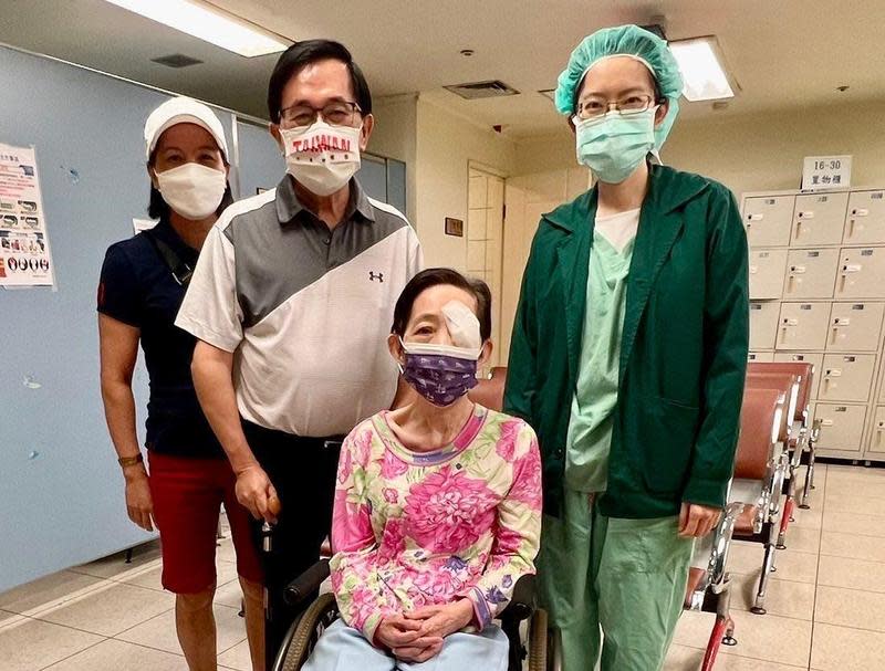 陳水扁透露，夫人吳淑珍左上眼瞼出現惡性腫瘤，所幸目前已動刀切除，他特別發文感謝醫護團隊的協助。（翻攝自陳水扁臉書）