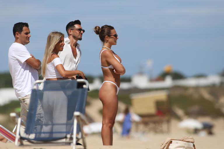 Durante el tiempo que pasaron en la playa, la pareja estuvo además acompañada por amigos