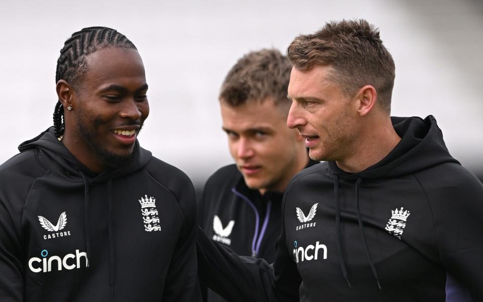 Jos Buttler talks to Jofra Archer