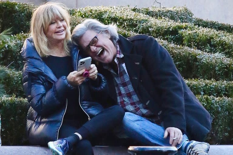 Goldie Hawn y Kurt Russell, siempre cómplices. Photo © 2023 Backgrid/The Grosby Group

EXCLUSIVE 

New York, NY  14 FEBRUARY 2023

Kurt Russell and Goldie Hawn look all loved up on Valentine’s Day in Manhattan’s Upper West Side. The couple was all smiles after spending 3 hours at the Museum of Natural History and showed a PDA filled moment while they waited for their car to arrive.***

Kurt Russell y Goldie Hawn se ven muy enamorados el día de San Valentín en el Upper West Side de Manhattan. La pareja fue vista pasando un rato agradable, después de estar 3 horas en el Museo de Historia Natural y mostró un momento lleno de amor mientras esperaban que llegara su automóvil.