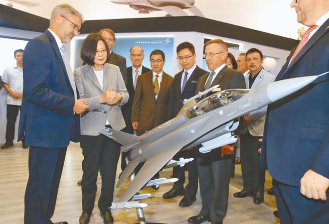 圖為去年台北航太國防展，蔡英文總統（左二）參觀洛克希德馬丁的F-16模型機。（本報資料照片）