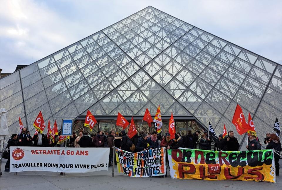 法國反年改示威民眾27日擋住巴黎羅浮宮(Louvre)入口，大批遊客受到影響。(圖:推特@CgtBnf)