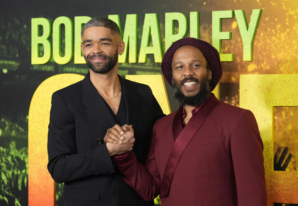 Kingsley Ben-Adir, izquierda, protagonista de "Bob Marley: One Love" posa con el hijo de Marley, Ziggy, en el estreno de la película "Bob Marley: One Love" el martes 6 de febrero de 2024, en Los Ángeles. (Foto AP/Chris Pizzello)