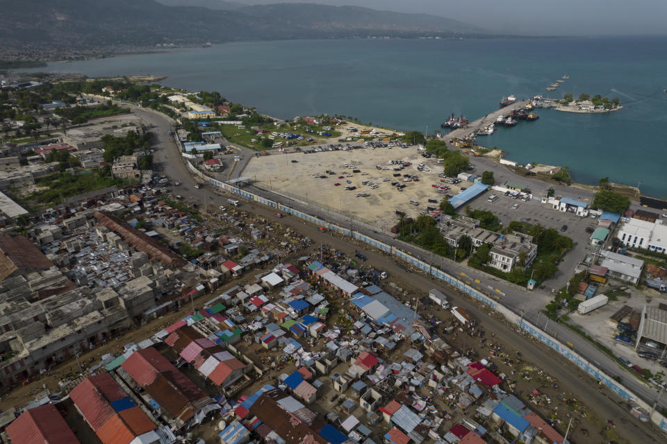 Croix des Bossales (mercado de esclavos, en criollo), una zona controlada por pandillas ubicada en el distrito portuario de La Saline, en Puerto Príncipe, Haití, en una imagen tomada el 4 de octubre de 2021. Las pandillas controlan hasta el 40% de Puerto Príncipe, una ciudad de más de 2,8 millones de habitantes donde las bandas libran batallas territoriales a diario. (AP Foto/Rodrigo Abd)