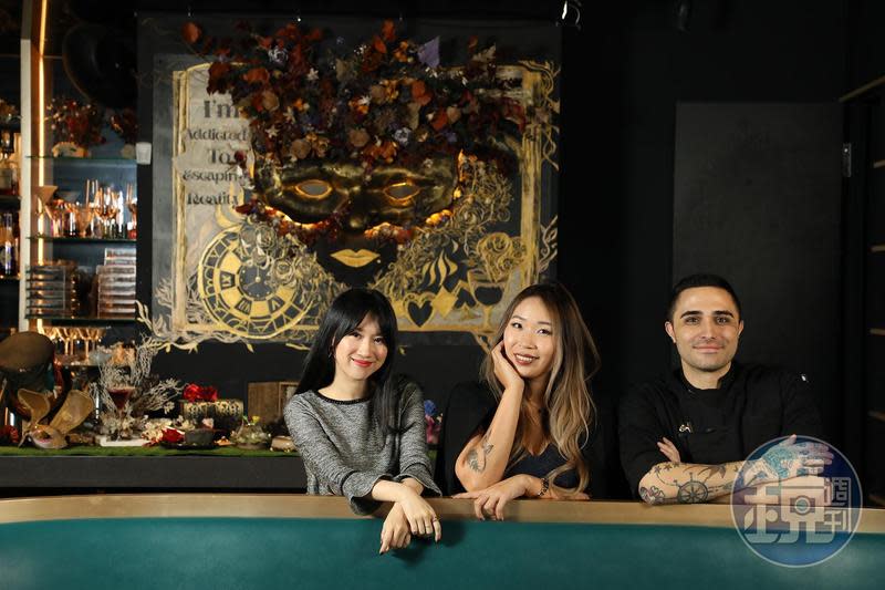 「LORE Taipei」創辦人Keri（左起）、Tiffany、Pouria分別擔任藝術總監、營運總監與餐飲總監，結合各自的興趣，一起創立這間充滿五感體驗的劇場酒吧。
