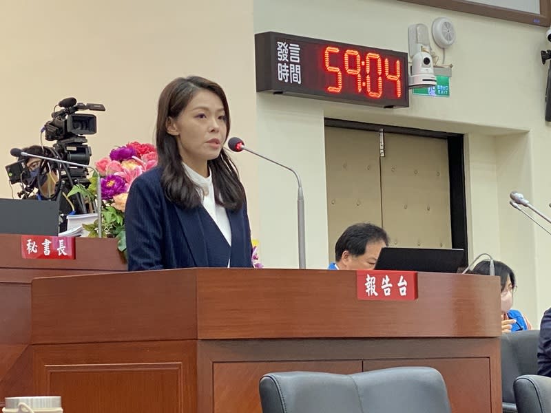 Gao Hong'an went to the Hsinchu City Council to deliver a policy address. Hsinchu Mayor Gao Hong'an (pictured) went to the Hsinchu City Council to deliver a policy address on the 2nd. It lasted about 80 minutes and ended at 12:5 noon. After the chairman asked whether he wanted to continue the meeting, a member proposed to adjourn the meeting. Priority shall be given. The Chairman shall adjourn the meeting after confirming that there are no objections.Photographed by Central News Agency reporter Lu Gangjun on November 2, 112