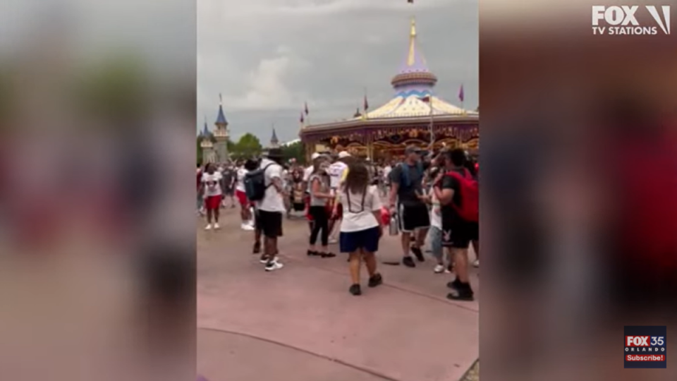 Los puños volaron en Disney World el miércoles después de que dos familias se vieran envueltas en un altercado que se convirtió en una pelea generalizada (Fox 35/captura de pantalla de vídeo)