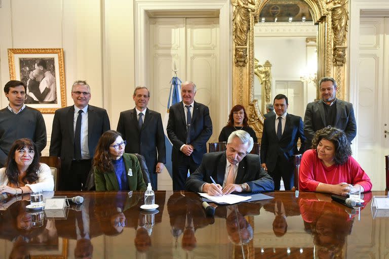 Alberto Fernández al firmar el acuerdo, junto a las ministras de Economía, Silvina Batakis, y de Salud, Carla Vizzotti, además de representantes de los laboratorios y las farmacias