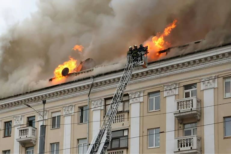 Angesichts anhaltender verheerender russischer Luftangriffe auf ukrainische Städte hat die Nato ihren Willen bekundet, die Luftabwehr der Ukraine zu stärken. Es gebe "Systeme, die der Ukraine zur Verfügung gestellt werden können", sagte Stoltenberg am Freitag nach einer Videokonferenz mit den Verteidigungsministern der Nato-Mitgliedstaaten und dem ukrainischen Präsidenten Wolodymyr Selenskyj. Bei russischen Luftangriffen starben indes erneut mindestens acht Menschen. (Handout)