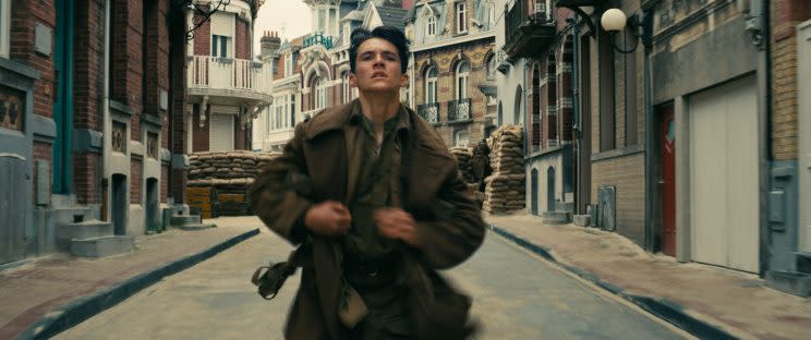 Tommy (Fionn Whitehead) in 