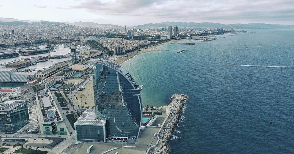 A helicopter ride along the coast of Barcelona is a great (and luxurious) plan - Image: Benjamin Gremler/Unsplash