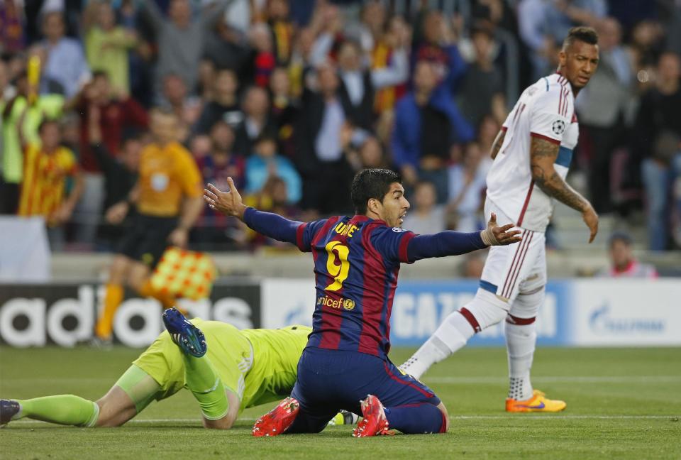 Football: Barcelona's Luis Suarez appeals to the referee as Bayern Munich's Jerome Boateng looks on