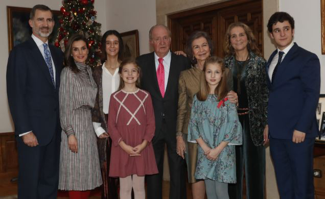 <p>Le 19 juin 2014, Juan Carlos abdiquait en faveur de son fils, Felipe VI, après 38 ans de règne, une première en cinq siècles. Profitant aujourd’hui pleinement de sa retraite, l’ancien souverain espagnol a cependant dû faire face ces dernières années à une série de scandales et de polémiques : une chasse à l’éléphant, la révélation de ses infidélités répétées et de sa mésentente avec la reine Sophie, ses liens avec les monarchies du Golfe ou l’opacité de sa fortune. Résultat ? Une popularité entachée et un sourire absent sur la photo officielle du dîner privé donné au Palais de La Zarzuela à l’occasion de ses 80 ans.<br>Crédit photo : Instagram Casa Real </p>