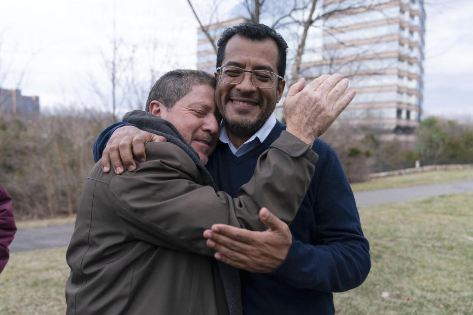 El líder de la oposición nicaragüense Félix Maradiaga recibe la bienvenida de un simpatizante en Chantilly, Virginia, Estados Unidos, el jueves 9 de febrero de 2023. Maradiaga estaba entre los 222 presos políticos del gobierno del presidente nicaragüense Daniel Ortega que llegaron de Nicaragua a Washington después de su liberación aparentemente negociada. (AP Foto/José Luis Magana)