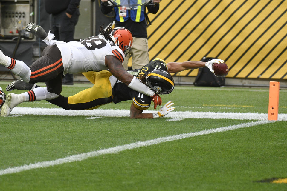 Pittsburgh Steelers wide receiver Chase Claypool (11) stretches, trying to score a touchdown past Cleveland Browns defensive tackle Sheldon Richardson (98) during the second half of an NFL football game, Sunday, Oct. 18, 2020, in Pittsburgh. Claypool came up short but the Steelers scored on the next play, winning 38-7. (AP Photo/Don Wright)