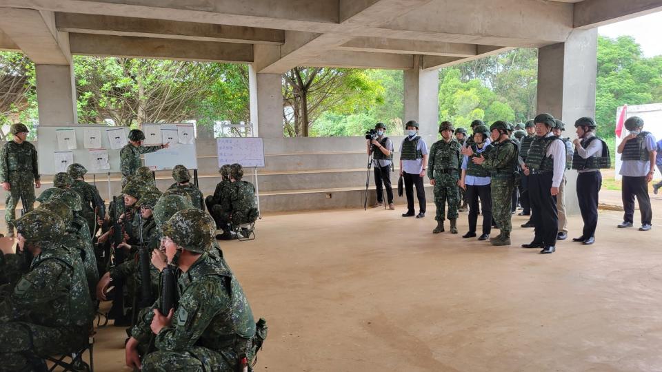 蔡英文總統2023.5.11前往桃園陸軍六軍團高山頂營區，視導後備第二營教召人員，包括首梯次女性志願役軍人與其他男性召員的實彈射擊訓練。太報。