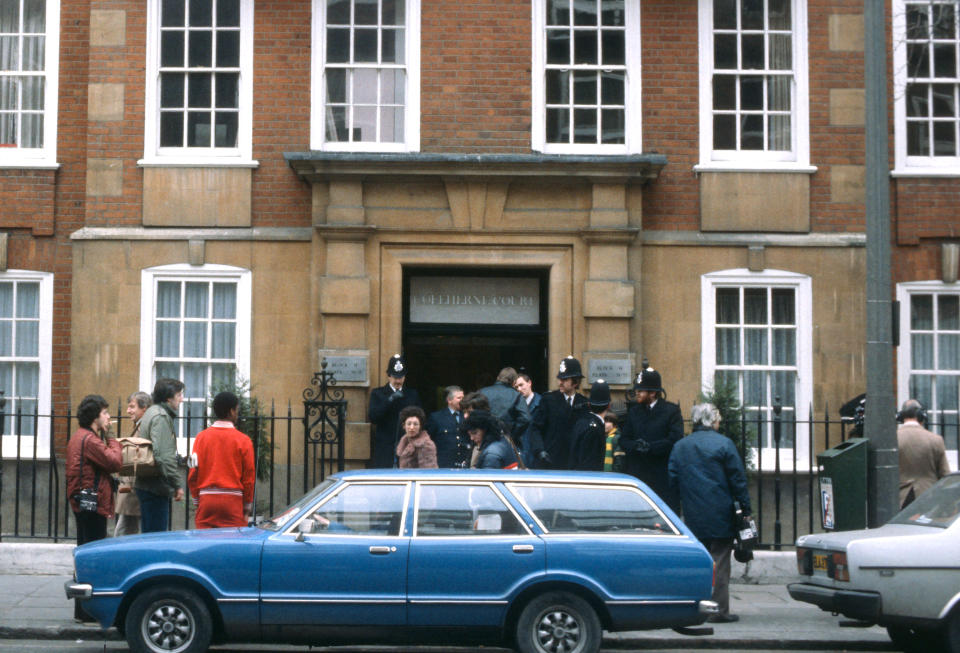 LONDON, ENGLAND - NOVEMBER: Police officers and members of the media stand outside the flat of Lady Diana Spencer in Coleherne Court, Earls Court in November 1980 in London, United Kingdom. (Photo by Anwar Hussein/Getty Images)